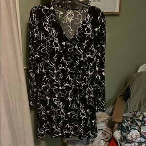Nine West Black and White Long Sleeve V-Neck Bodycon Dress
